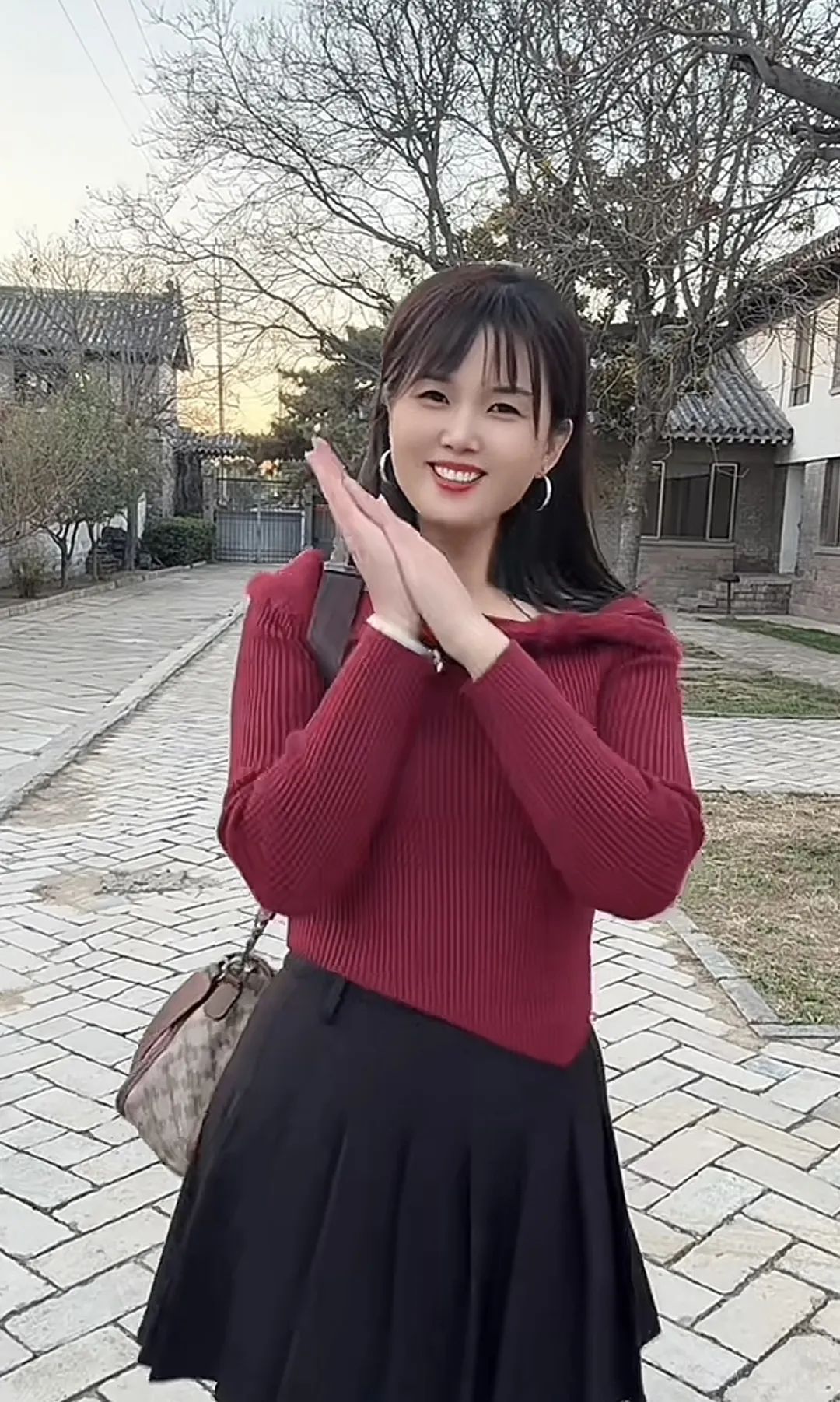 00后大学生毕业即背负百万债务?原因竟是被中老年偶像一笑倾城哄骗签约,发现时为时已晚!