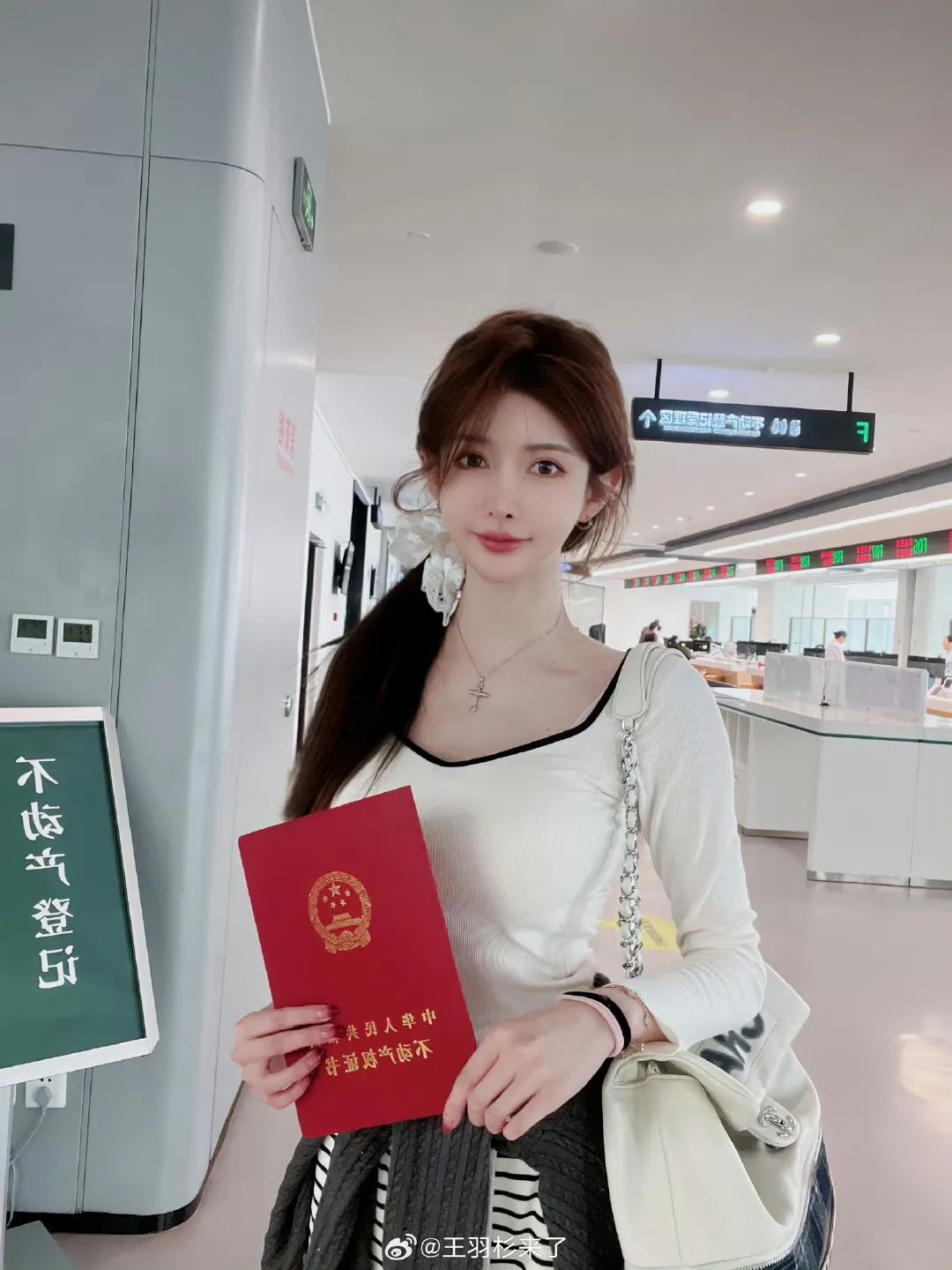 二次元女主播让网友刷礼物,称自己很有投资价值,别的女主播都是直播挣钱,自己只想找对象,网友锐评:都买豪宅了,太贪心了!