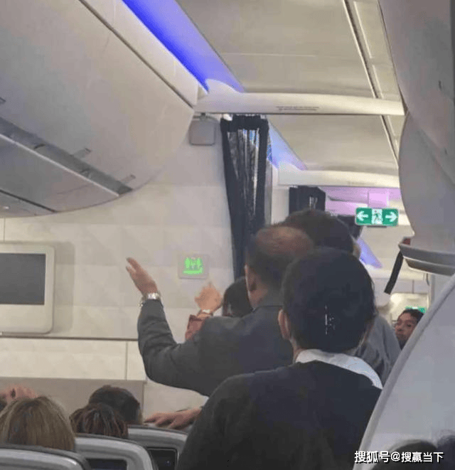 华人大爷闹航班致改降 妻称中国服务更好引热议