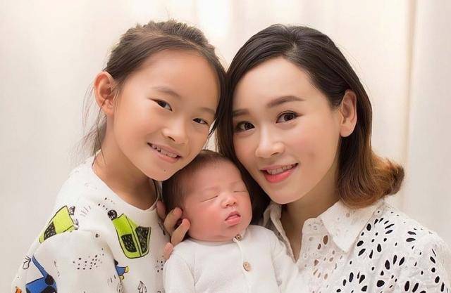 香港女星洗冤当单亲妈熬夜直播赚钱
