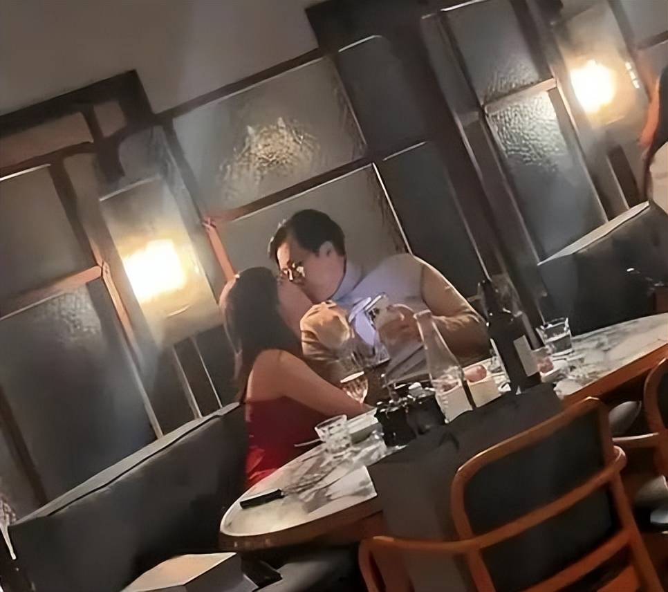 67岁港富商婚外情9年 网红生4胎 原配不知