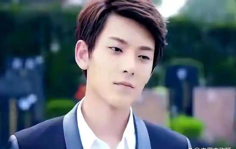 顶流男星人设崩塌!镜头前后两副面孔