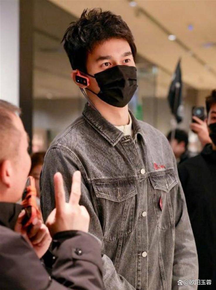 孙杨百万代言翻车拿反望远镜成笑话