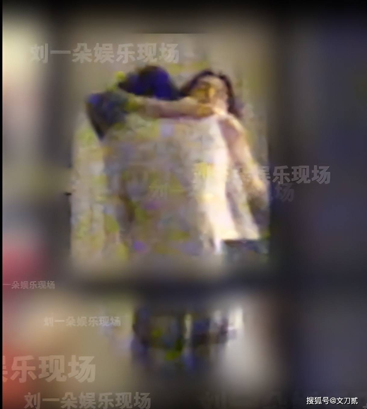 女顶流周也卧室拥吻男友被拍,身份成谜
