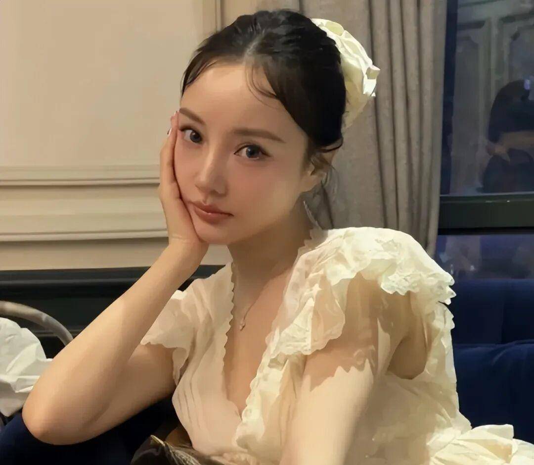 一时糊涂毁半生!李小璐婚姻事业崩塌,女儿买单