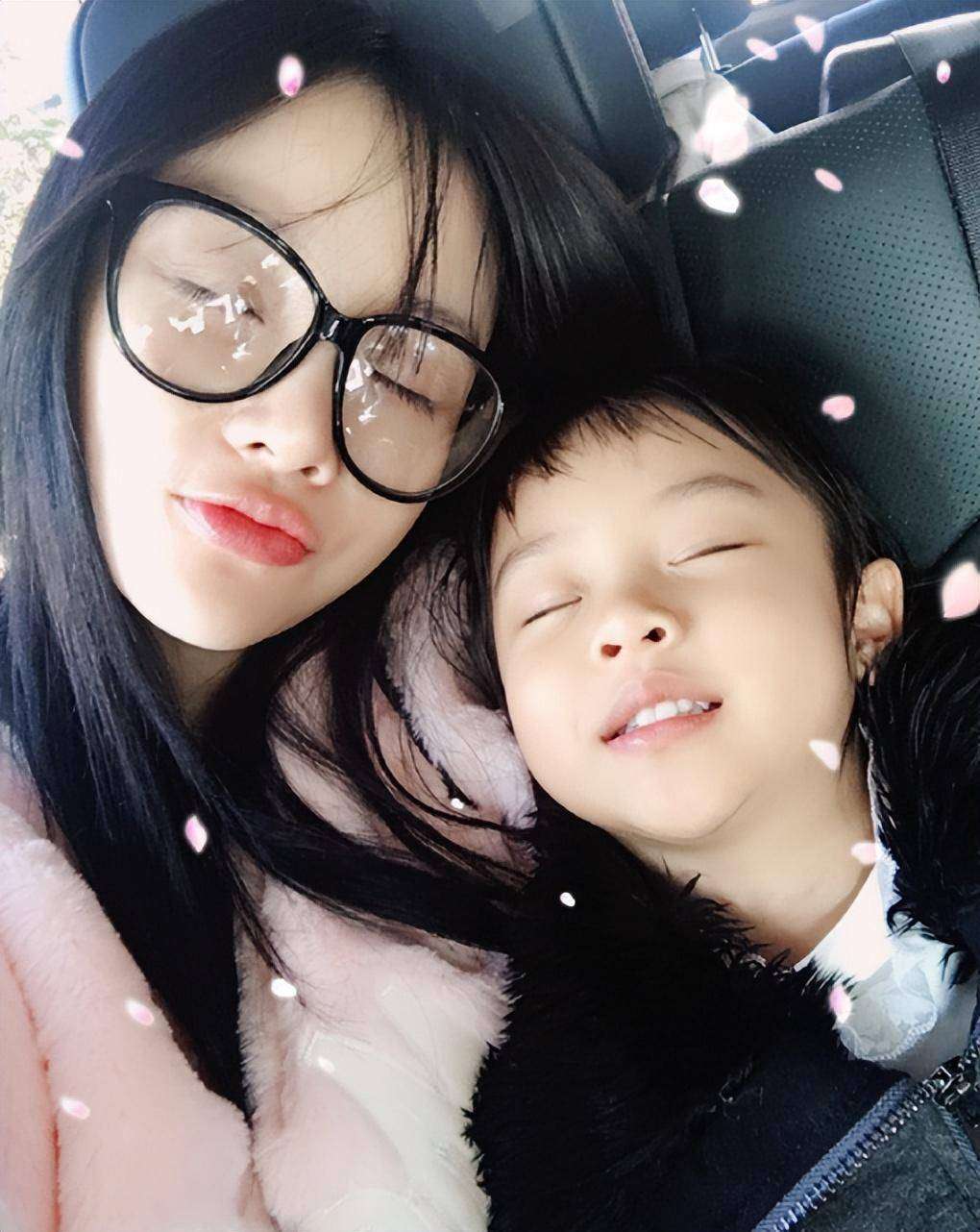 李小璐素颜带娃逛超市,从影后到母亲的温柔转变