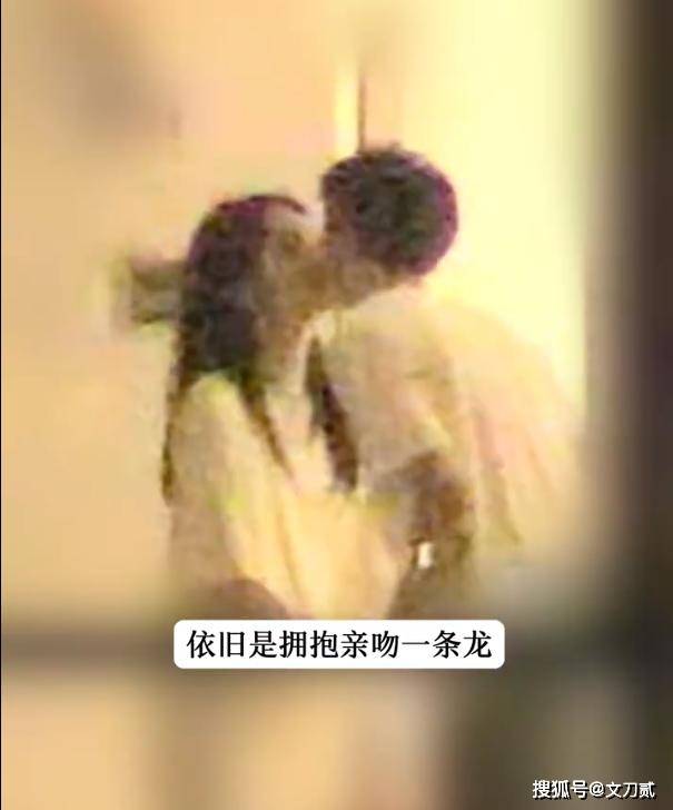 女顶流周也卧室拥吻男友被拍,身份成谜