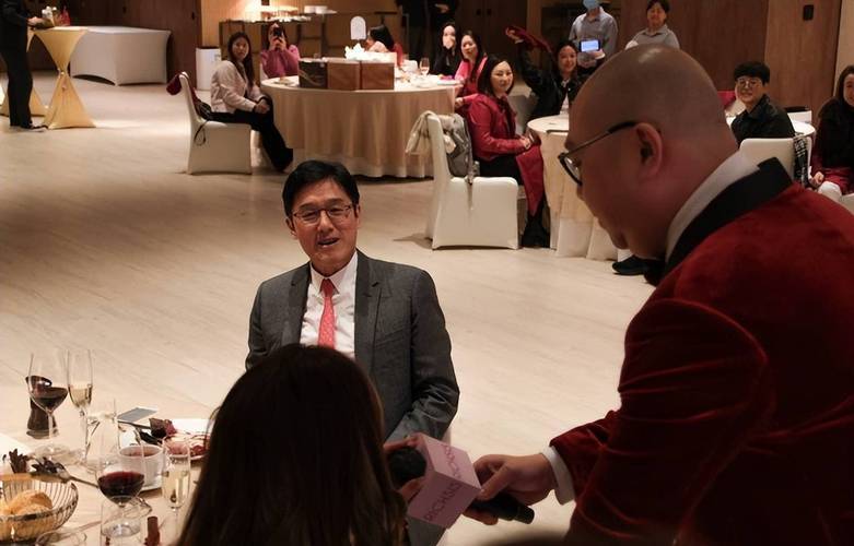 67岁香港大佬出轨小网红 9年4胎原配不知