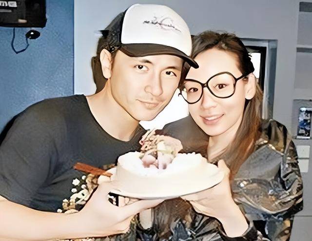 香港女星洗冤当单亲妈熬夜直播赚钱