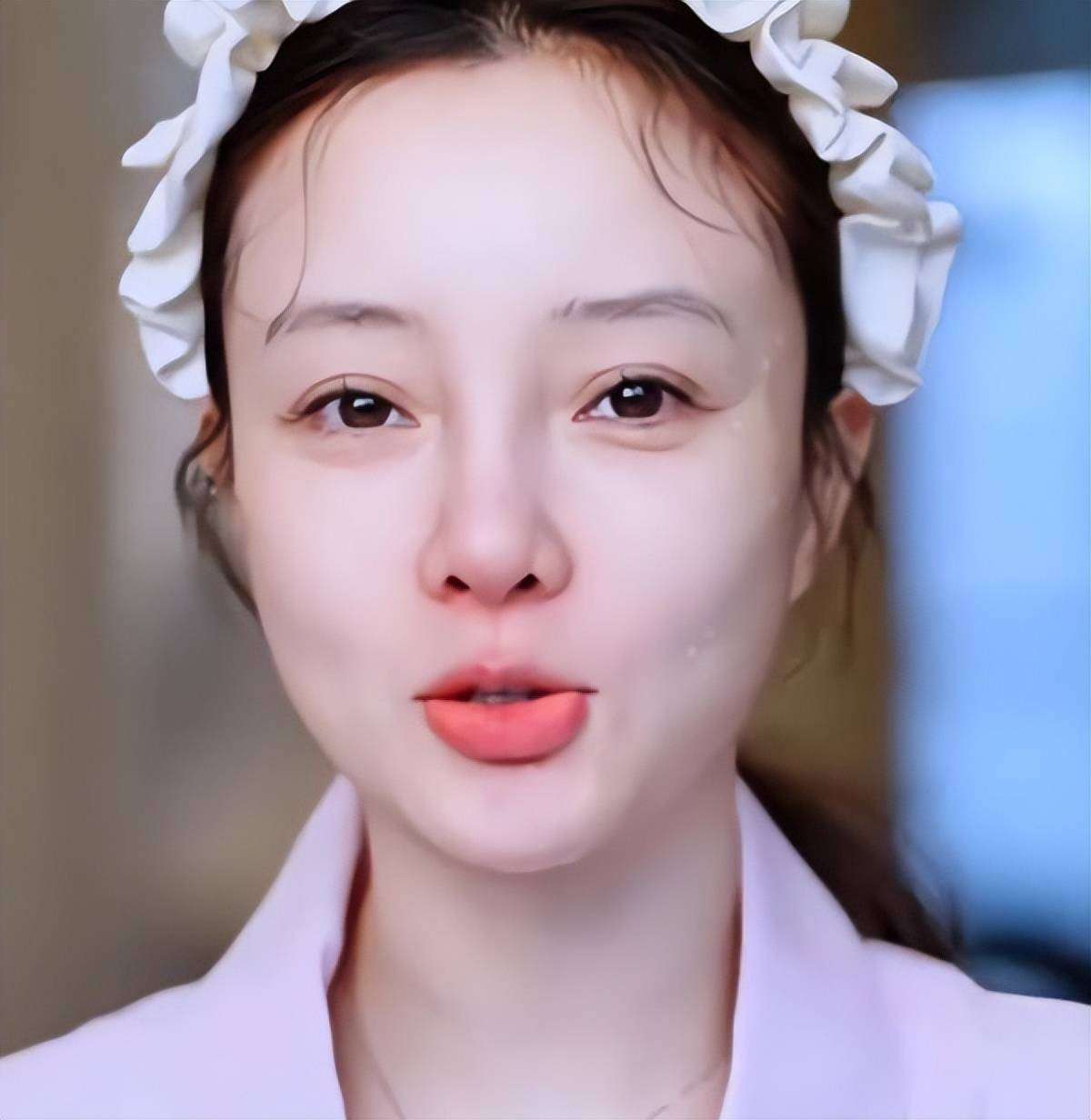 李小璐素颜带娃逛超市,从影后到母亲的温柔转变