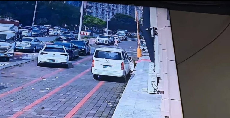 货车司机撞见妻子在家亲热，男子跳窗逃逸，衣服鞋子都不要了