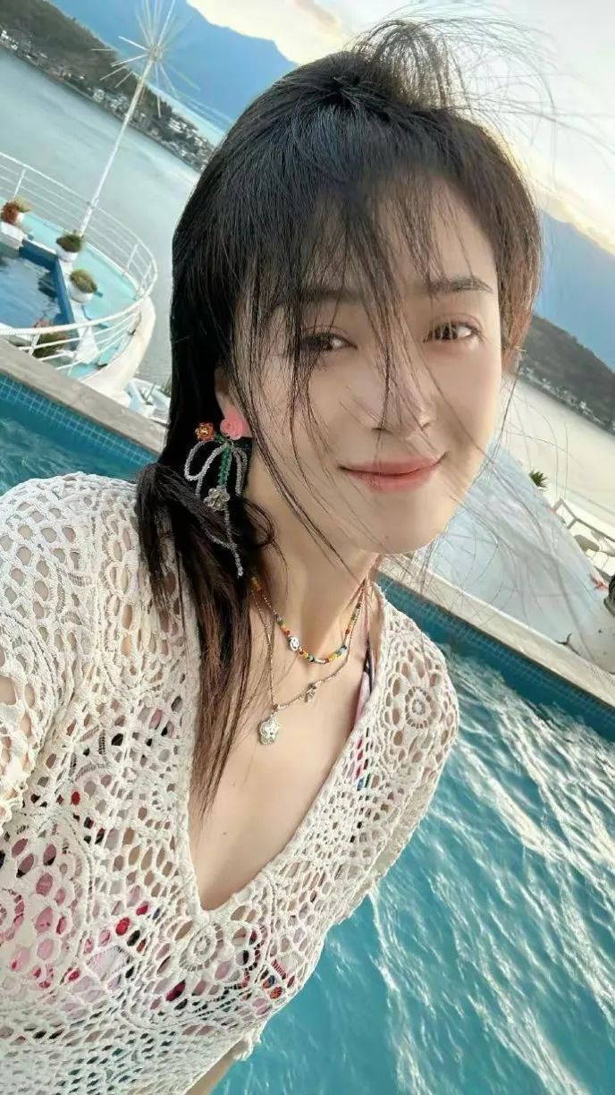 41岁蒋欣瘦身成果显著,长腿细腰吸睛