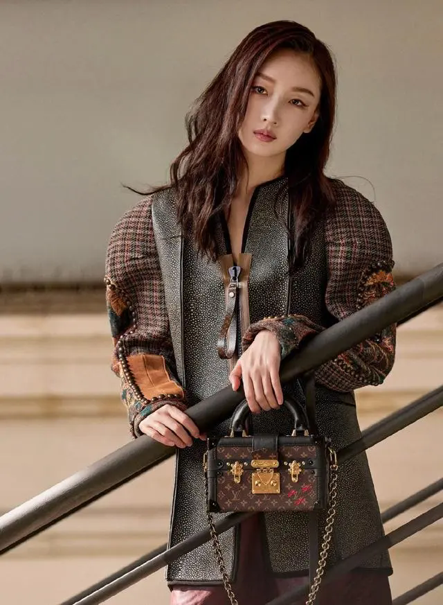 32岁周冬雨韩国行，连衣裙造型纯欲兼备