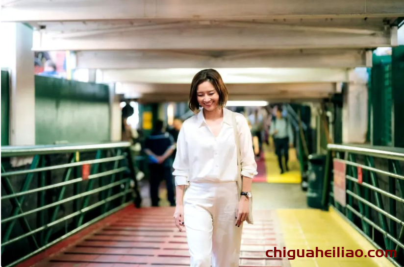 42岁李娜美丽动人,V领衬衫映衬女神气质