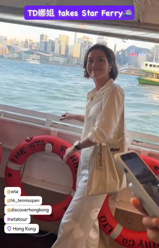 42岁李娜美丽动人,V领衬衫映衬女神气质