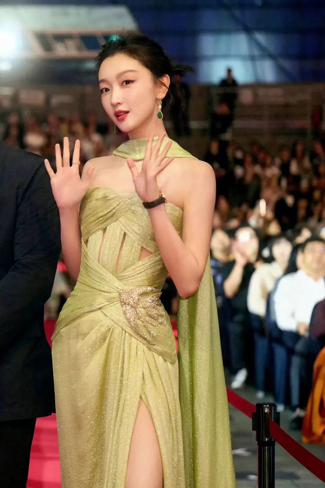 32岁周冬雨韩国行,连衣裙造型纯欲兼备