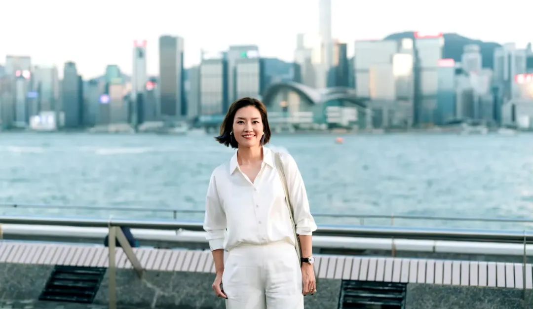 42岁李娜美丽动人,V领衬衫映衬女神气质