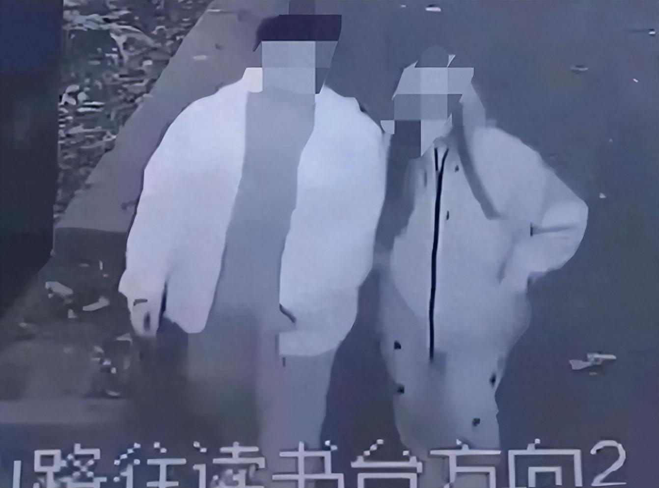 吃瓜!情侣野外不雅运动被人直播,翻录传播者遭到拘留!(情侣野外被人直播)