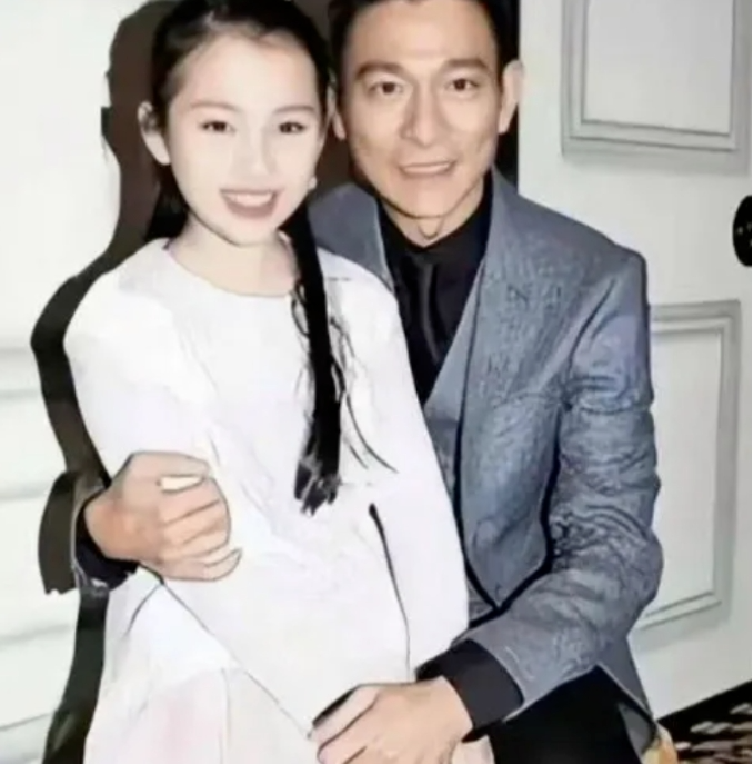 刘德华女儿近照曝光，网友：星二代颜值新典范