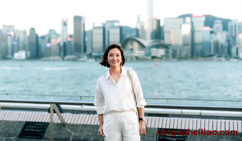 42岁李娜美丽动人,V领衬衫映衬女神气质