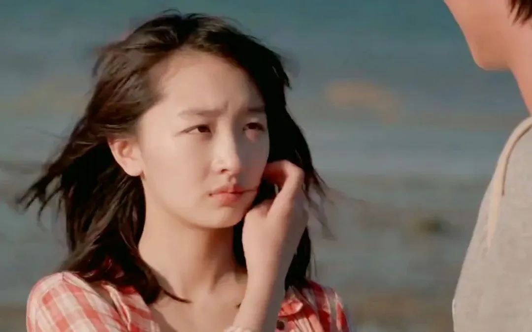 32岁周冬雨韩国行,连衣裙造型纯欲兼备