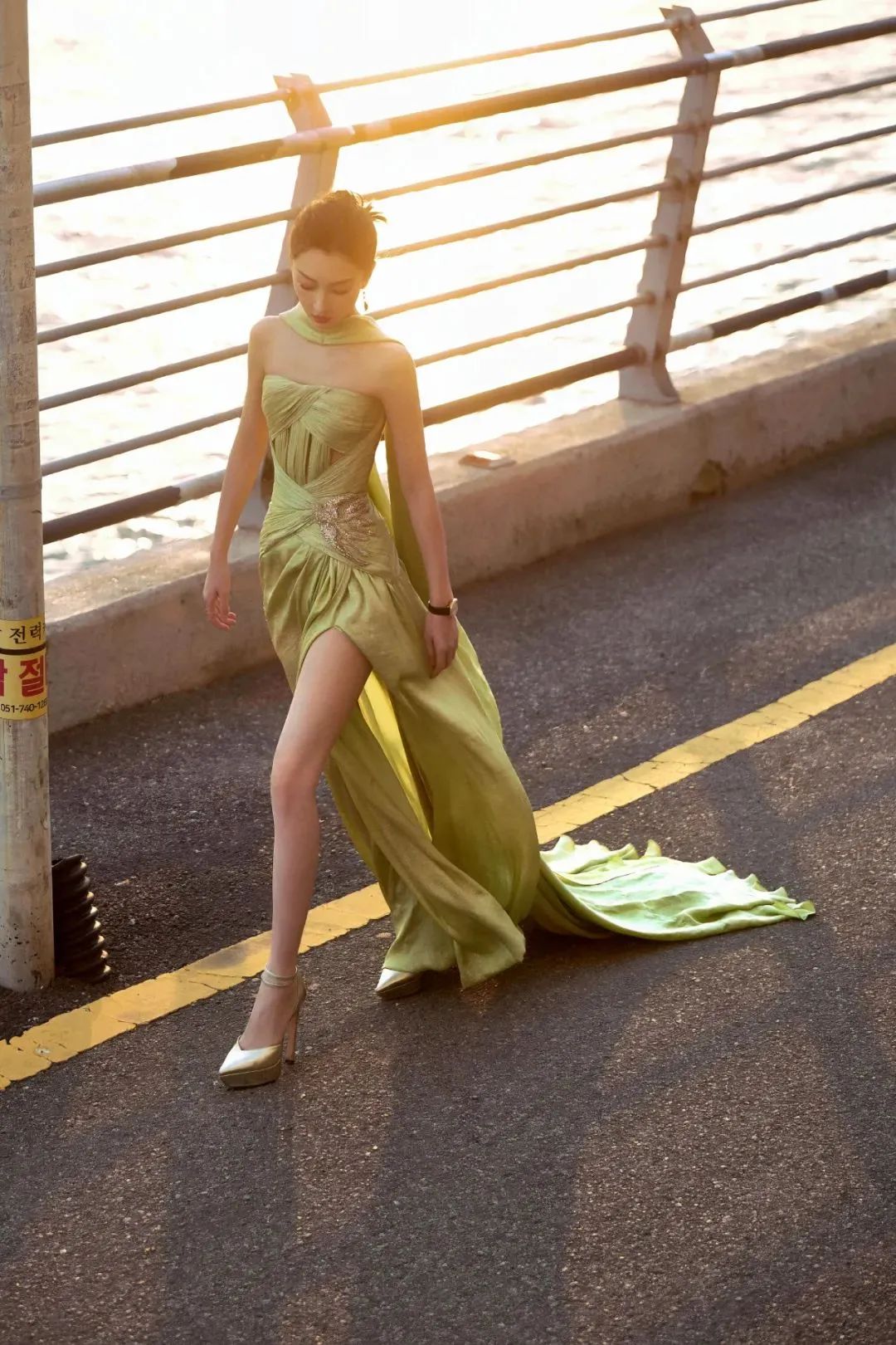 32岁周冬雨韩国行,连衣裙造型纯欲兼备