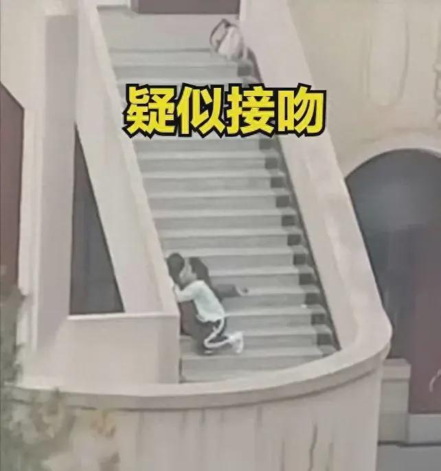 兰州交大情侣公共楼梯亲密行为引争议,不雅画面成热点