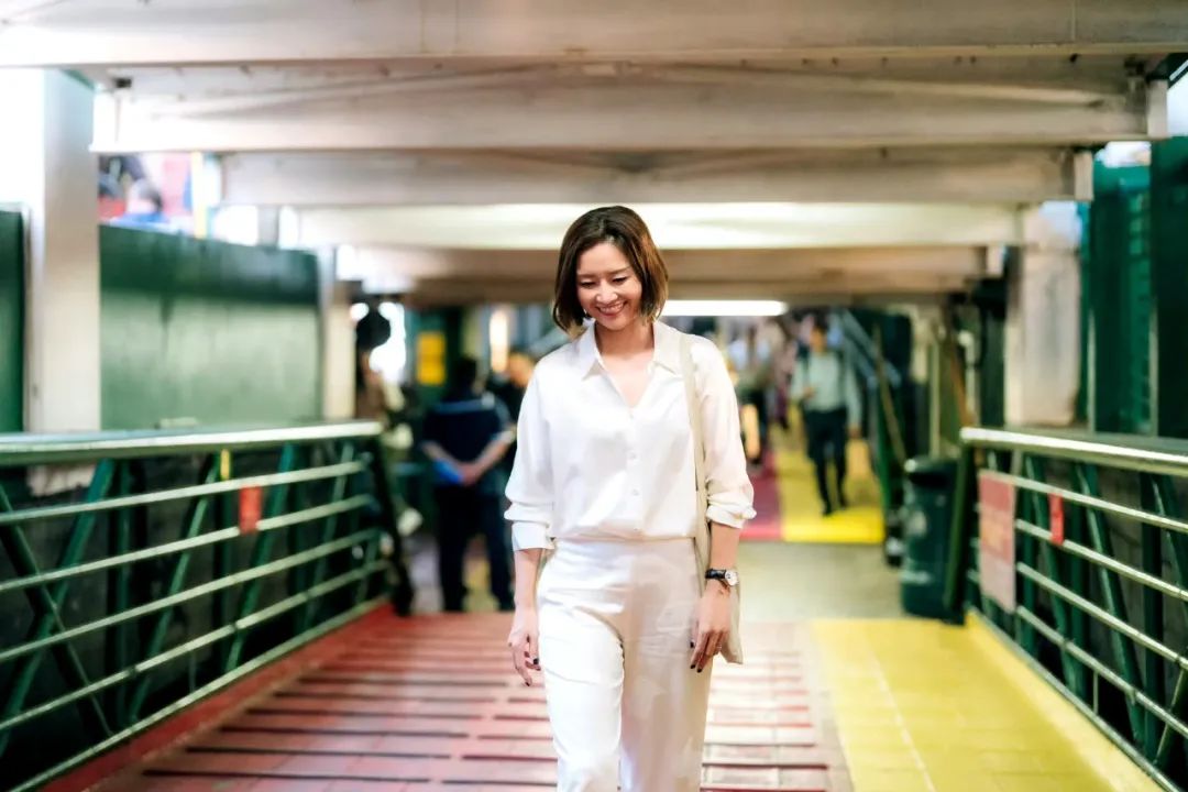 42岁李娜美丽动人,V领衬衫映衬女神气质