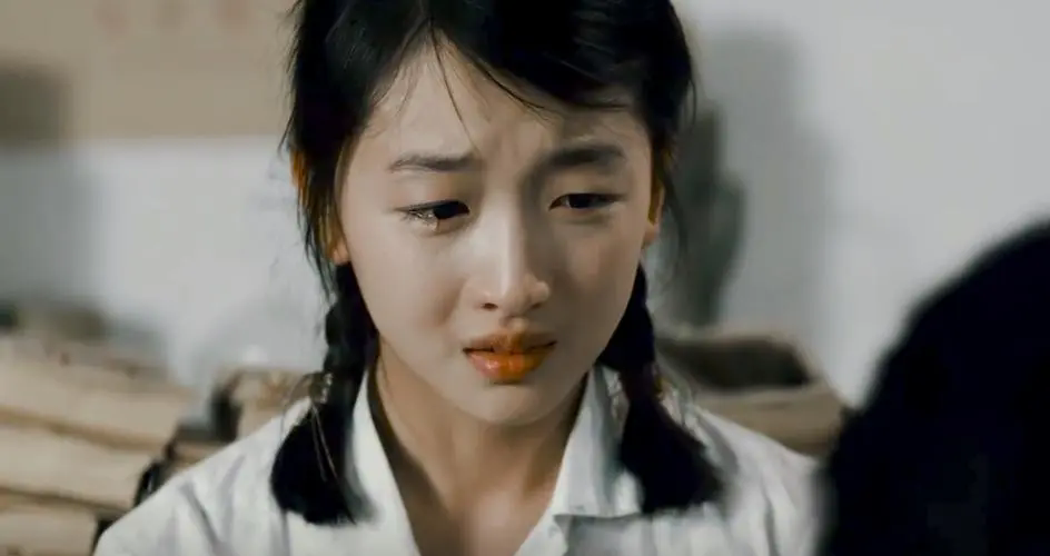 32岁周冬雨韩国行,连衣裙造型纯欲兼备