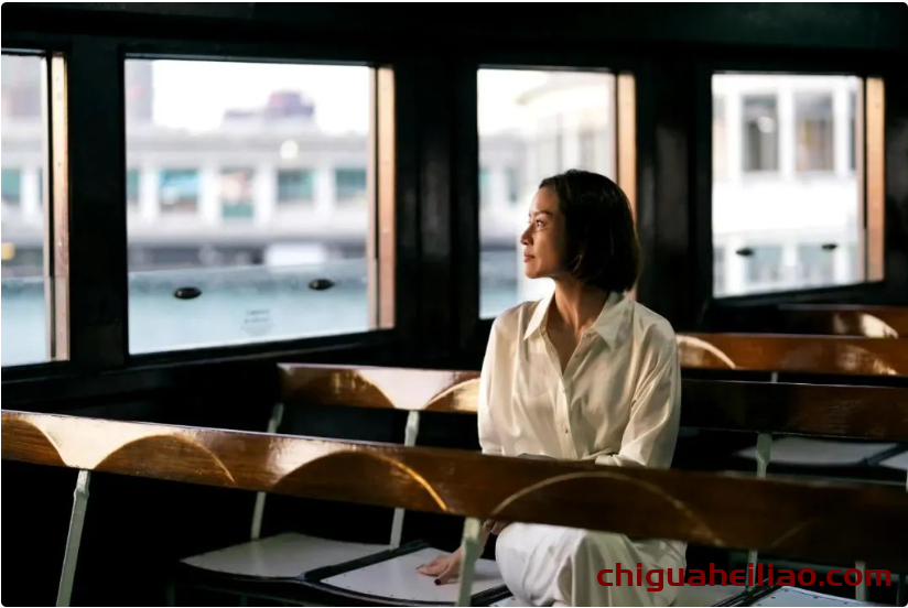 42岁李娜美丽动人,V领衬衫映衬女神气质