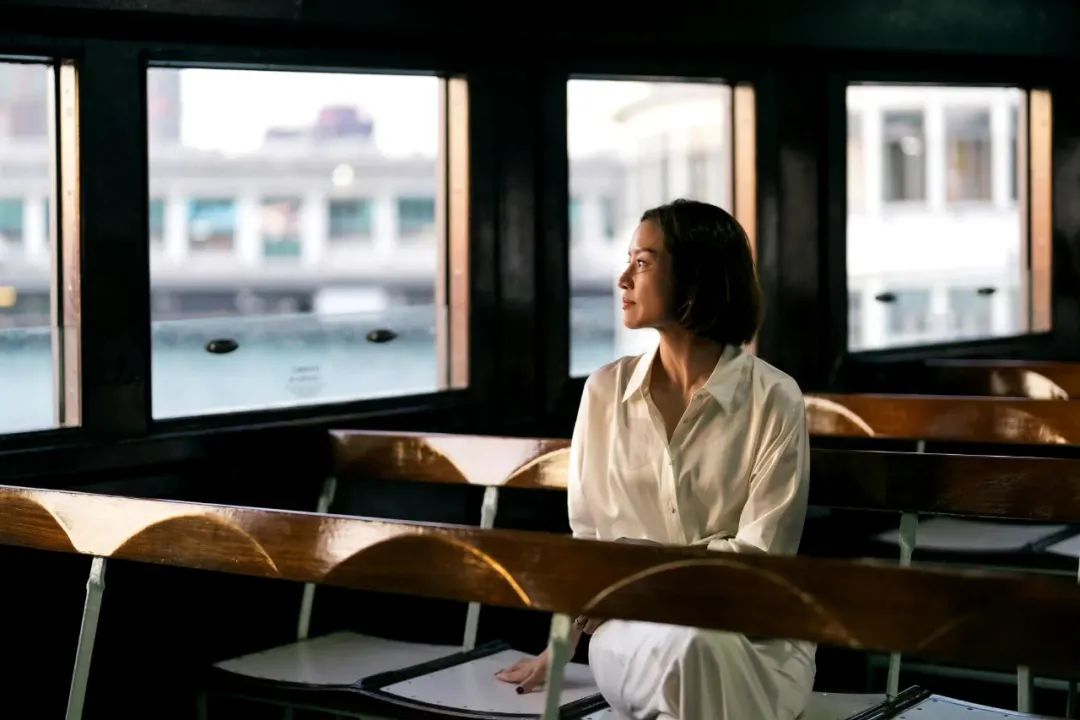 42岁李娜美丽动人,V领衬衫映衬女神气质